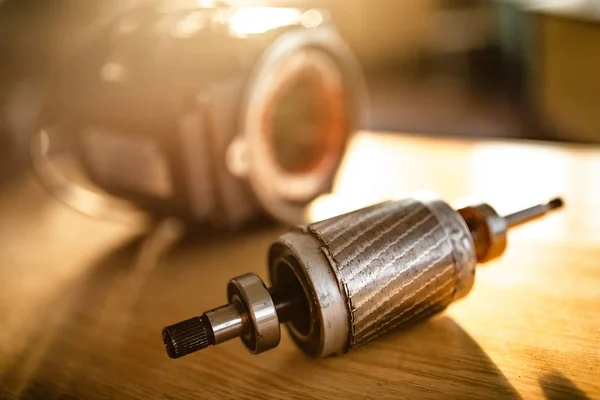 ワイヤ付き分解金属モーターの閉鎖 — ストック写真