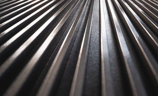 Крупный план золотой гофрированной металлической поверхности
