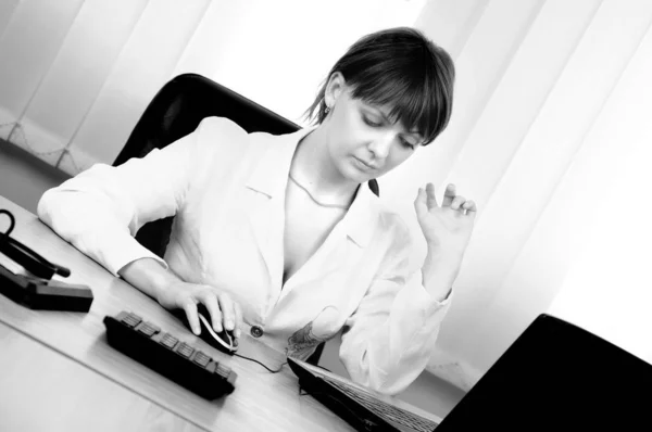 İş kadını iş yerinde dizüstü bilgisayarda çalışıyor. — Stok fotoğraf