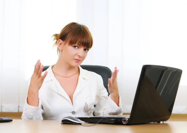 Donna d'affari che lavora sul computer portatile nella sua postazione di lavoro — Foto Stock