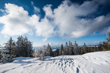 Karlı yamaçtan harika bir manzara