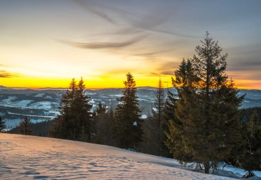 Dağ vadisinde huzur verici manzara