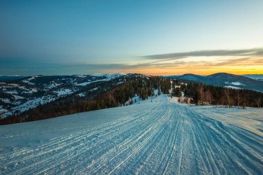 Soğuk kış gününde kar altında ATV ve kayak pistleri