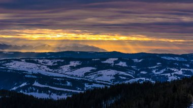 Karla kaplı dağın büyüleyici manzarası