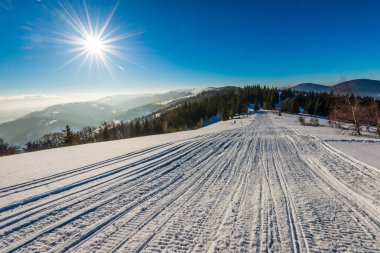 Soğuk kış gününde kar altında ATV ve kayak pistleri