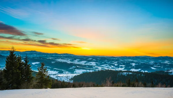 Tichá krajina v horském údolí — Stock fotografie