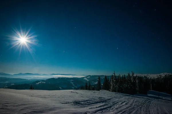 Paisagem hipnotizante de pista de esqui nevado — Fotografia de Stock