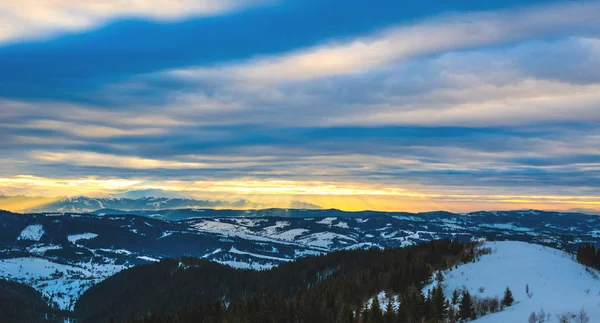 Vista hipnotizante da montanha coberta de neve — Fotografia de Stock