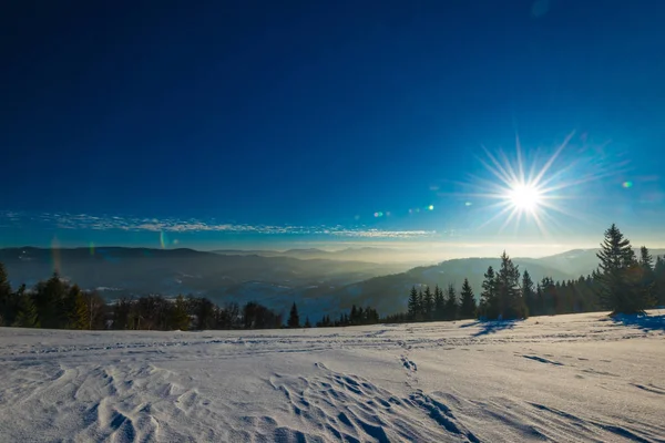Bella vista ipnotizzante delle onde di neve sugli sci — Foto Stock