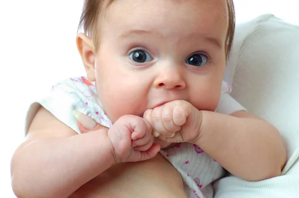 Amare madre tenendo piccolo bambino su mani — Foto Stock