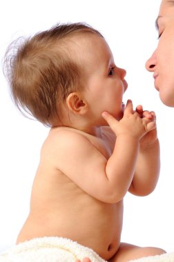 Çocuk ilk dişi gösteriyor.