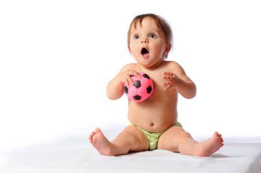 Küçük bebek küçük futbol topuyla oynuyor.