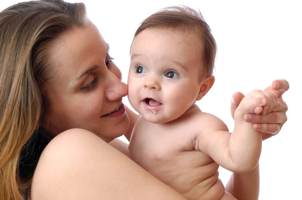 Söt liten bebis håller mammas stora finger — Stockfoto