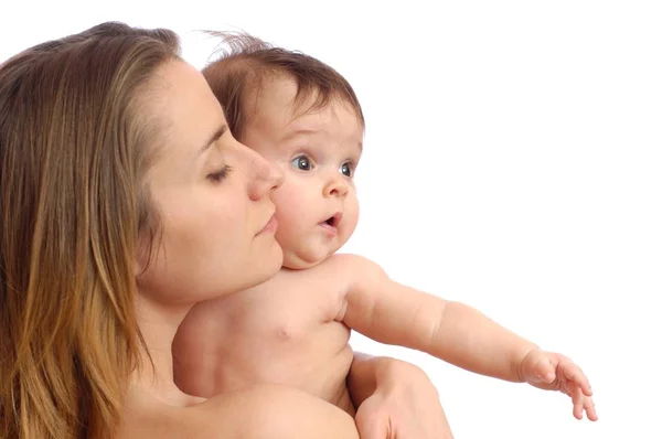 Söt liten bebis ler på mammor axel — Stockfoto
