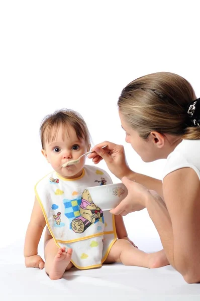 Sorprendida niña comiendo comida de cuchara —  Fotos de Stock