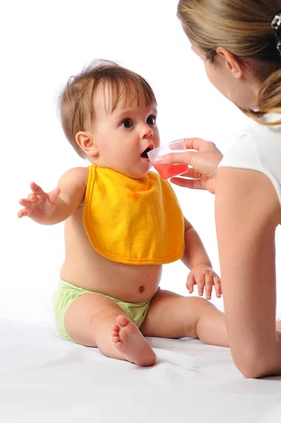 Little baby drinks water from cup — Stock Photo, Image