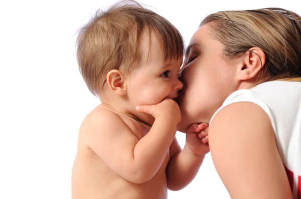 Mãe beija pequena menina — Fotografia de Stock