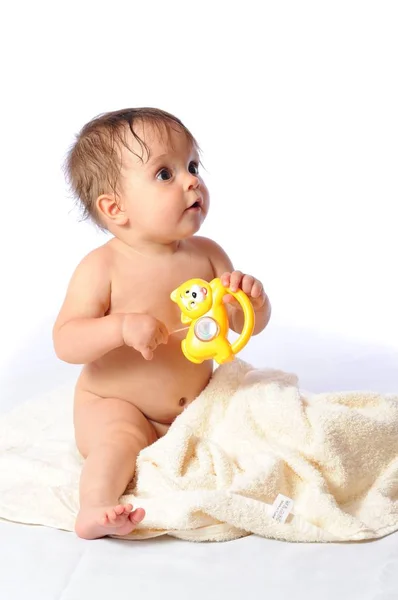 Glückliches einjähriges Baby sitzt mit Spielzeug — Stockfoto