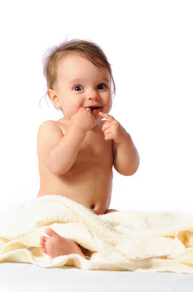 아기에게 첫 번째 치아 가 보인다 — 스톡 사진