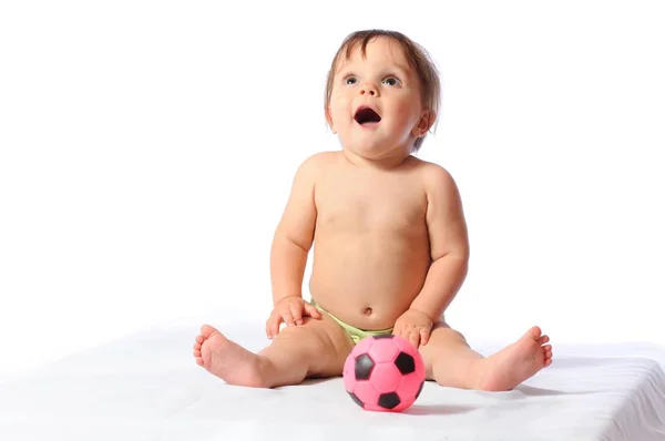 Piccolo bambino gioca con pallina da calcio — Foto Stock