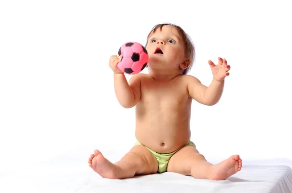 Petit bébé joue avec un petit ballon de football — Photo