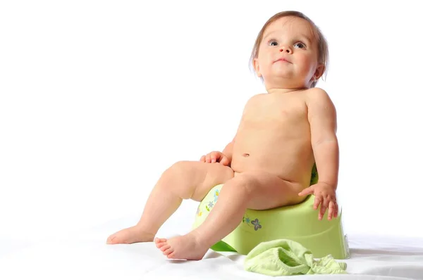 Grappige baby zittend op groen potje — Stockfoto