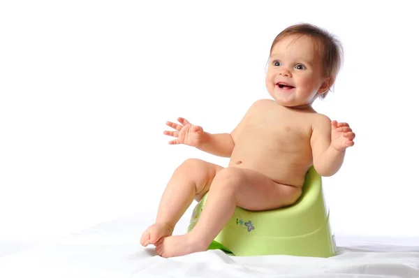 Yeşil lazımlıkta oturan komik bebek — Stok fotoğraf