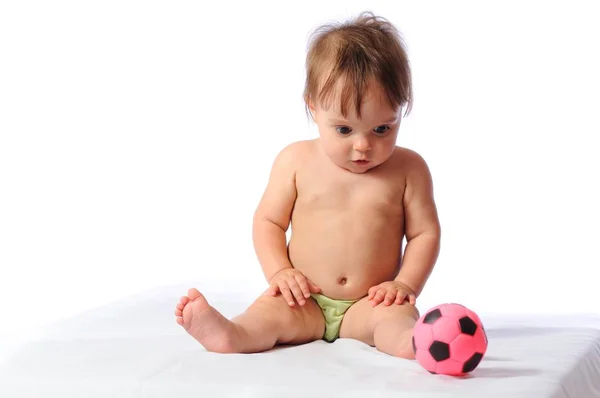 Kleine baby speelt met kleine voetbal bal — Stockfoto