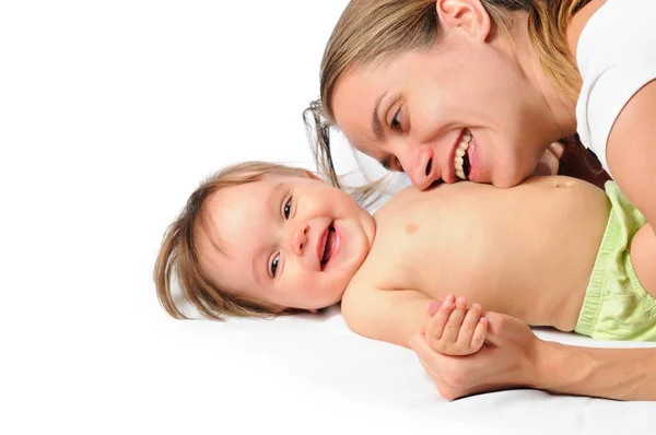 Крупним планом дбайлива молода мати грає з дитиною — стокове фото