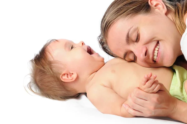 Nahaufnahme einer fürsorglichen jungen Mutter, die mit Kind spielt — Stockfoto