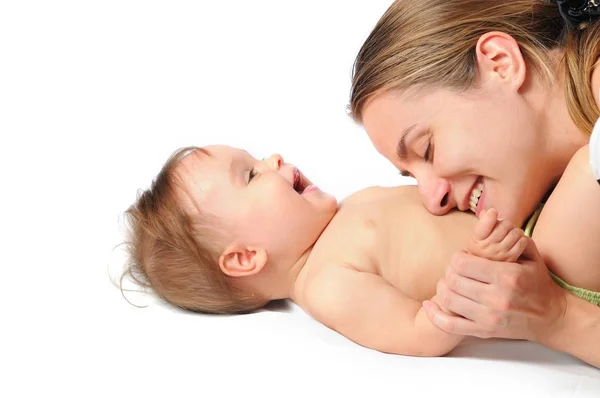 Närbild en omtänksam ung mor leka med barn — Stockfoto