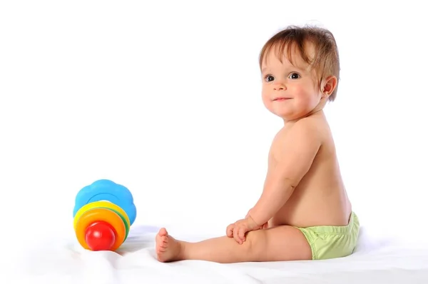 Pequeno bebê brincando com brinquedo pirâmide — Fotografia de Stock