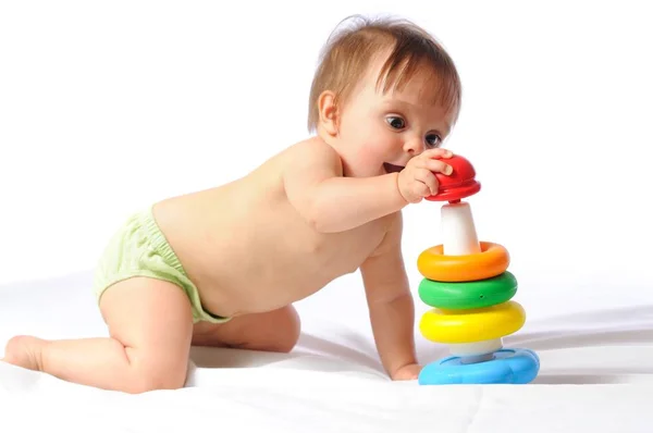 Pequeño bebé jugando con juguete pirámide — Foto de Stock