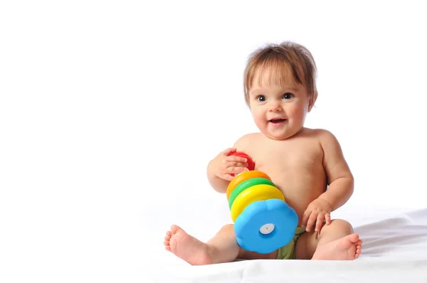 Pequeño bebé jugando con juguete pirámide — Foto de Stock