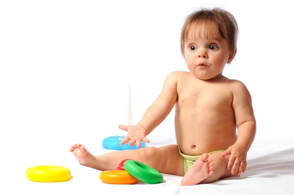 Здивована смішна дитина грає з іграшкою — стокове фото