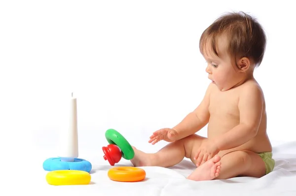 Överraskad rolig baby leka med leksak — Stockfoto
