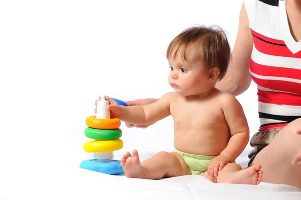 Kindertraining spelen met piramide speelgoed — Stockfoto