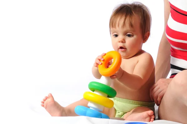 Kindertraining spelen met piramide speelgoed — Stockfoto