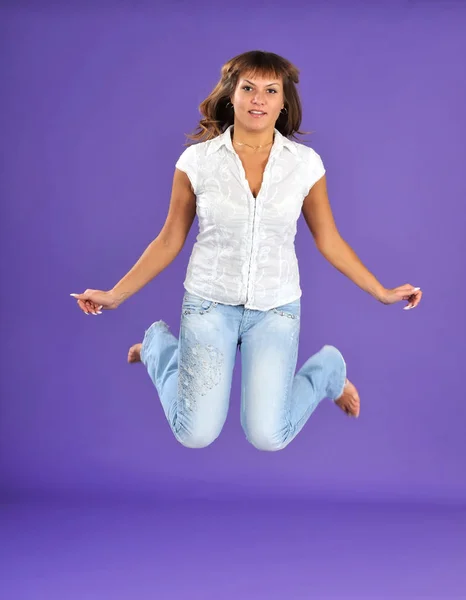 Positivo feliz salto caucásico mujer — Foto de Stock