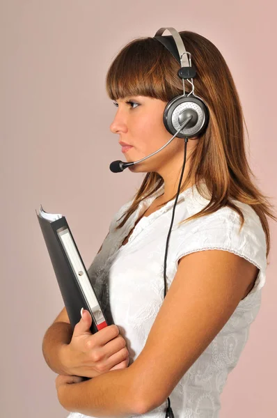 Frau posiert mit Kopfhörer und Notizbuch — Stockfoto