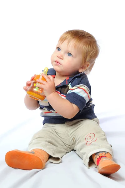 小さな幼児はボトルから水を飲む — ストック写真