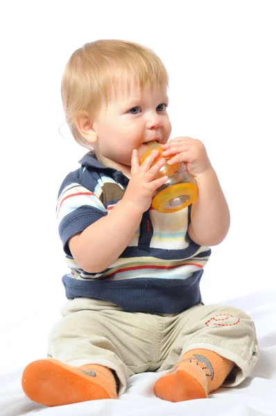 Kleine peuter drinkt water uit fles — Stockfoto