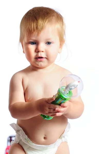 Pequeño niño jugando con juguete — Foto de Stock