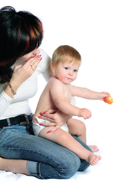 Liten pojke kysser mamma — Stockfoto