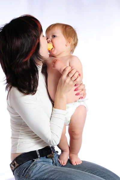 Liten pojke kysser mamma — Stockfoto