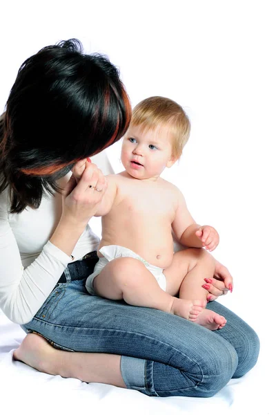 Liten pojke kysser mamma — Stockfoto