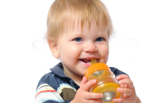 작은 아기는 병에서 물을 마신다 — 스톡 사진