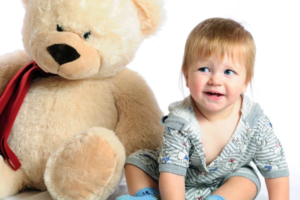 Kleine jongen zittend met teddybeer — Stockfoto