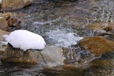 Güzel dağ şelalesi buzla kaplı.