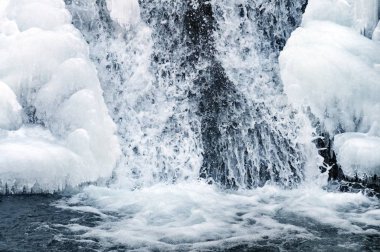 Dağlarda küçük, aktif bir şelale